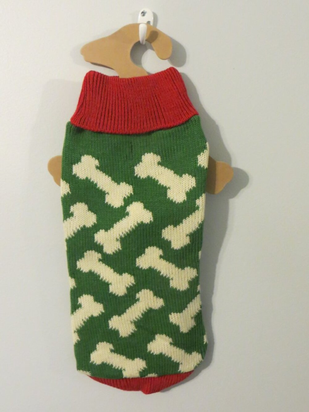NWT size SMALL dog NEW sweater WORLD MARKET knit pet green red bone cute warm